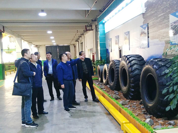 Chief Engineer Wang Hai introduces the OTR tires to customers