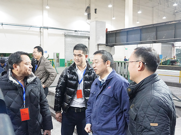 Liu Bin explains product performance to customers